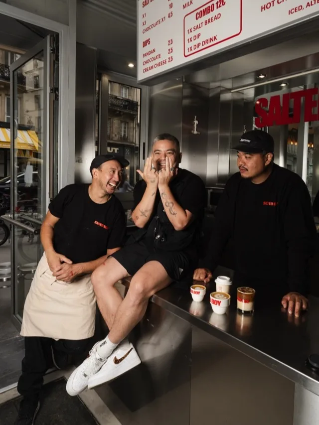 Le crew Salted Boy, mort de rire autour d'un café, sur le comptoir inox de la boutique.