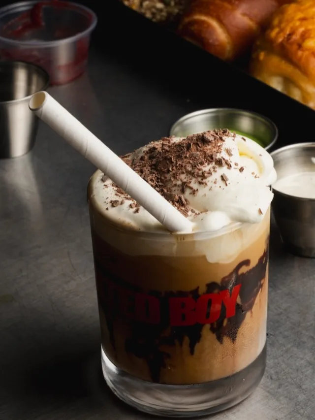Un dip drink glacé, chantilly et copeaux de chocolat, dans un verre Salted Boy.