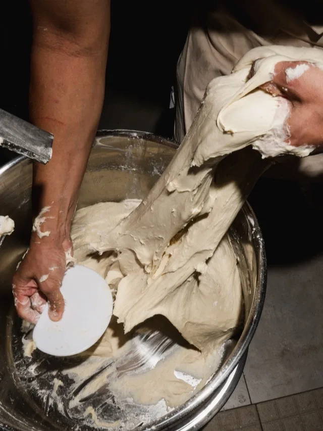 Le pétrissage à la main de la pâte du salted bread, à l'atelier.