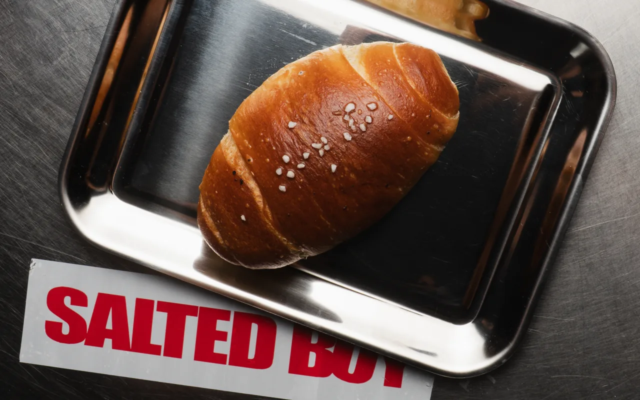 Un salted bread doré vu du dessus sur un plateau inox, sticker Salted Boy.